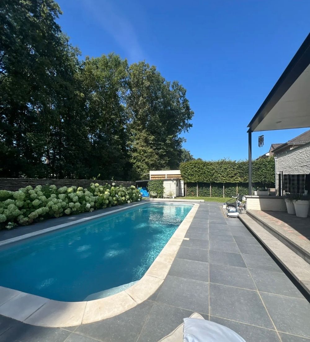 Zwembad en tuin bij de villa