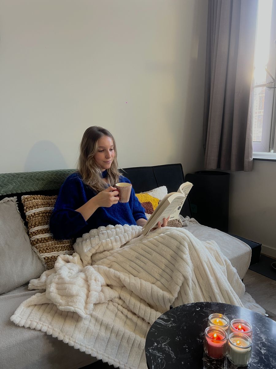 Cozy moment met thee in de zetel