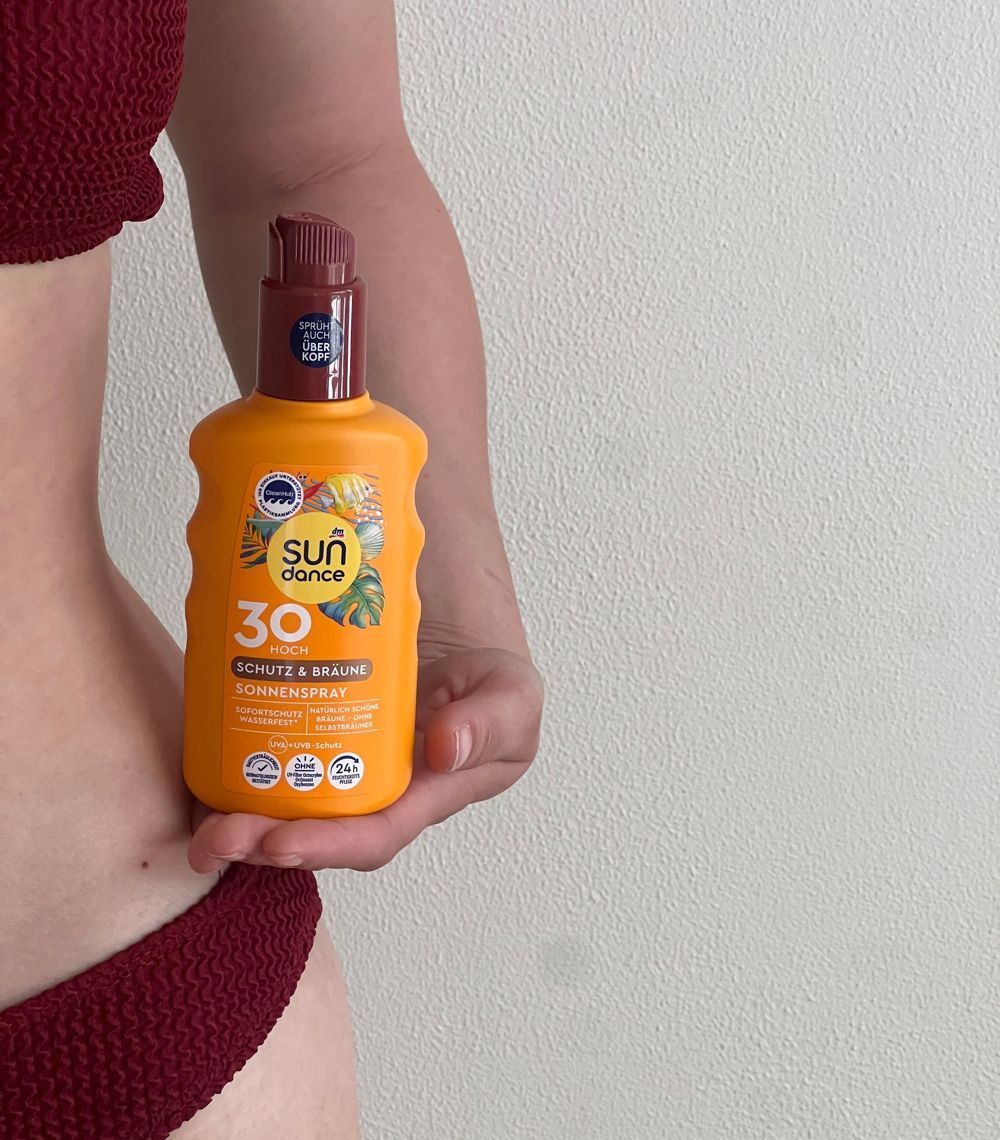 Zonnebrandspray in de hand
